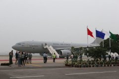 亞美尼亞的國(guó)際快遞驚險(xiǎn)！威廉王子夫婦飛機(jī)遭遇嚴(yán)重雷暴